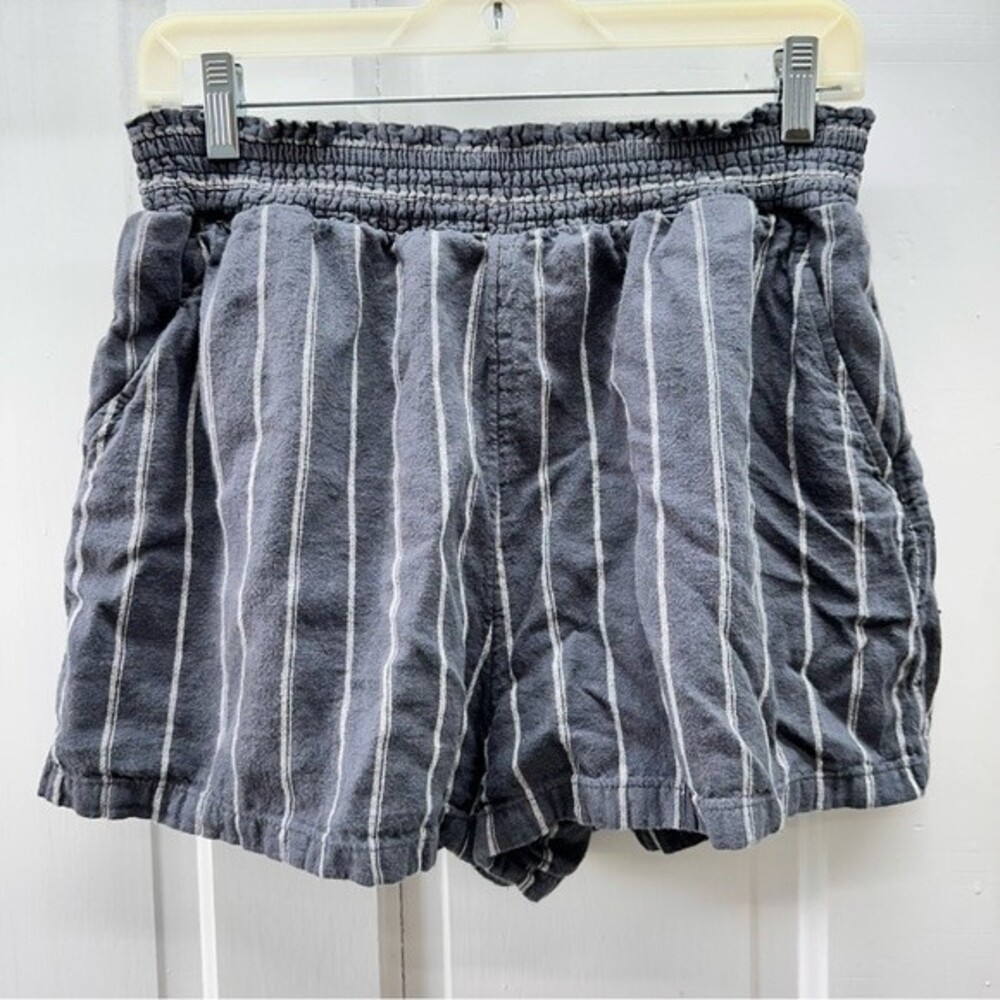 Universal Thread Goods grey white striped‎ linen blend shorts women's medium